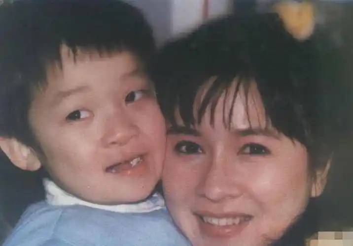 原来他就是蔡明儿子隐瞒37年不公开是蔡明的骄傲更是最大心病