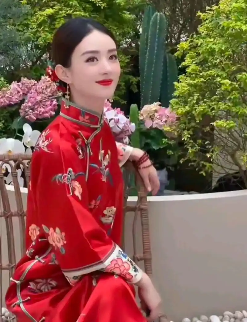 赵丽颖端午节身穿红色旗袍祝大家"喜乐安康",大家直呼小仙女
