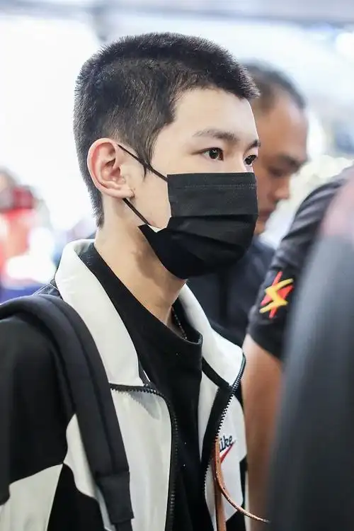 新发型超"刚"!王源超短寸头a爆了 出发前往伯克利上大学