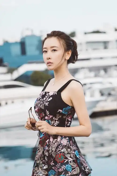 毛俊杰新写真曝光 自信优雅展女性魅力