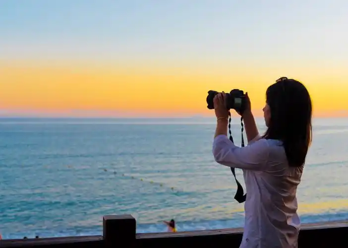 迎面吹来微咸的海风,天空与大海连成一片,入眼便是一抹解忧蓝.
