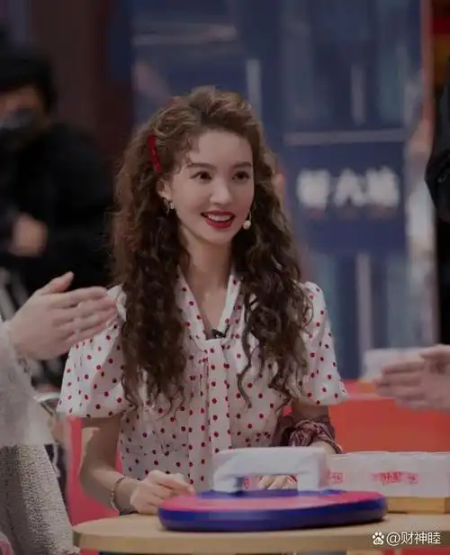 张萌看中金晨签约.可以说金晨凭浪姐走上星光大道.