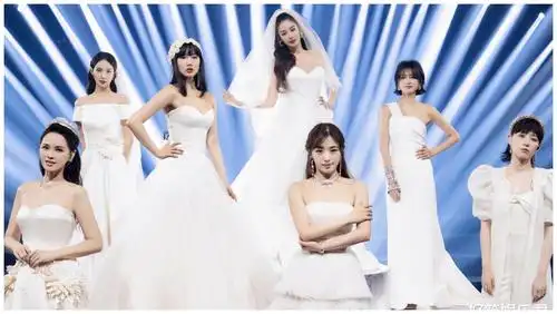 本以为李斯丹妮45度倾斜够帅但看到金晨一字马时才发现我错了