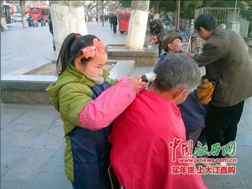 11岁女生假期当起剃头匠 称想学点本事(图)