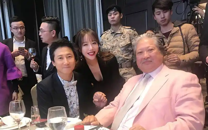 虽然洪金宝的身高只有洪天明的耳朵位置,但他的机场很结实,和儿子站在