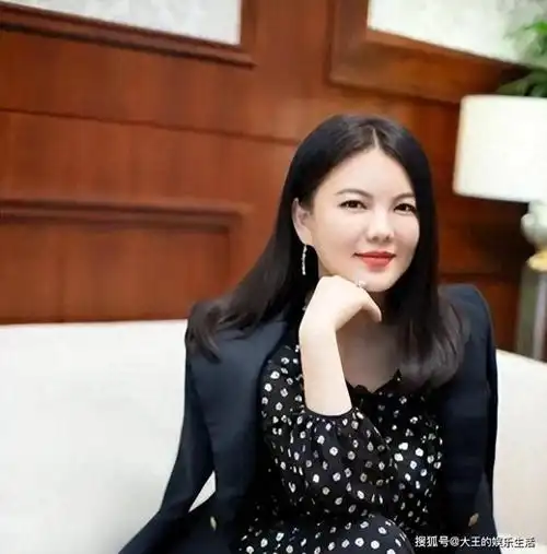 47岁李湘香港寺庙游玩身材肥胖依旧前凸后翘身旁男子惹猜疑