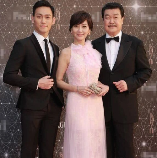 66岁赵雅芝探访敬老院,身材纤细秀长腿,网友调侃在座都是同龄人