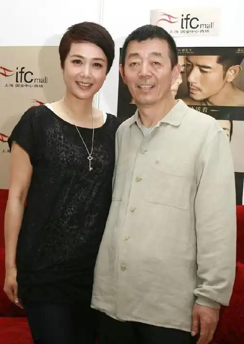 蒋雯丽隐藏20多年的老公被曝光!老公穿着朴素像农民,同框像父女