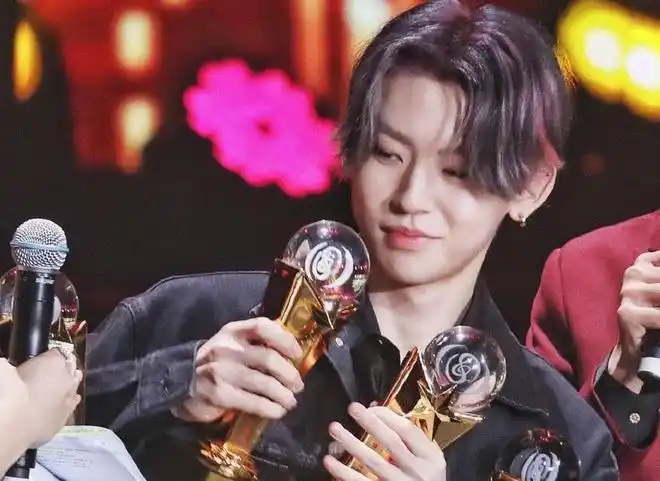 小鬼黄明昊出席颁奖活动见面直接坐腿上粉丝直言称常规操作