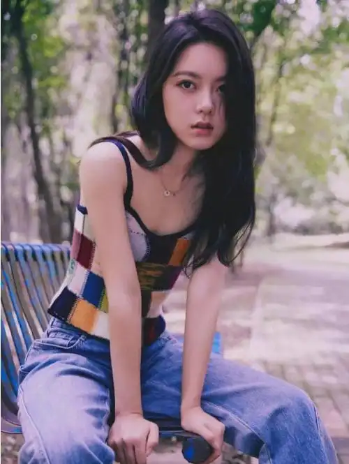 赵今麦法国街头亮相,露脐装造型引关注,外凸眼睛预示健康问题?