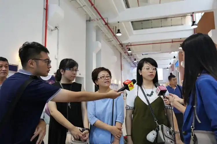 一对从黑龙江远道而来的双胞胎在接受媒体采访.