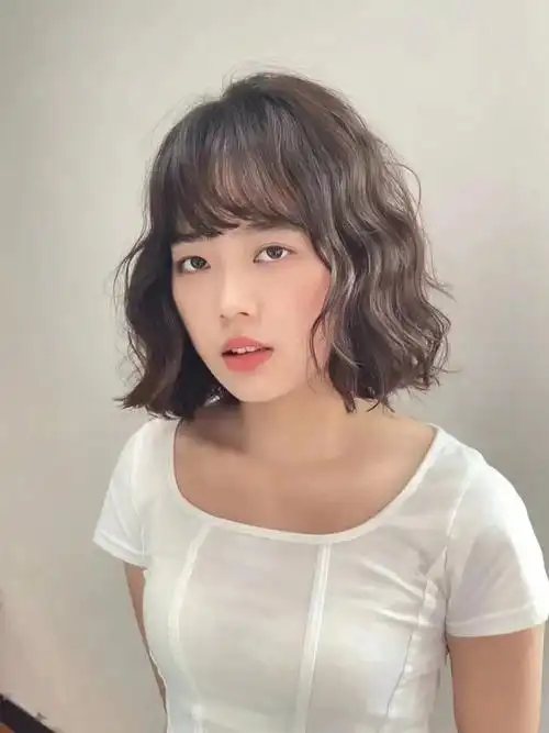 一刀切的波波头简单又时尚,搭配纹理卷烫发,有效地增加了整个发型的