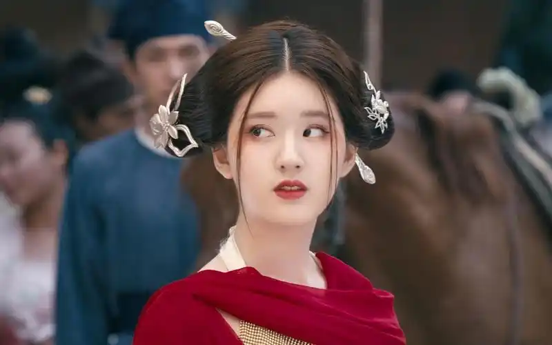 来看看赵露思穿红衣古装有多美