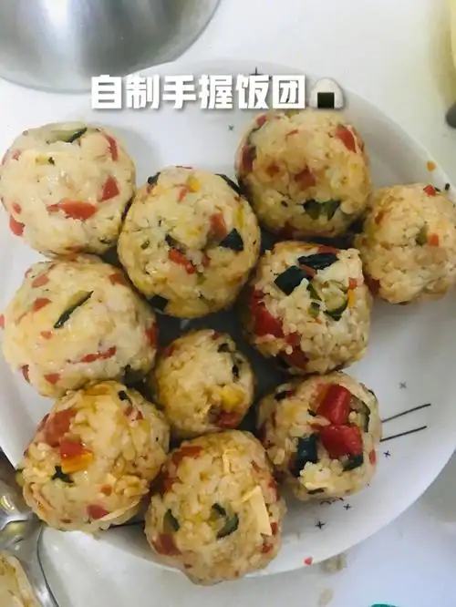 以外其实还有一个简单易做的菜就是饭团97,下面就是自制饭团的步骤