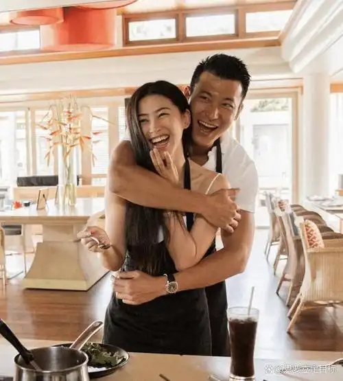 朱珠晒夫妻甜蜜九宫格,被王昀佳公主抱撒狗粮,丰满身材很迷人