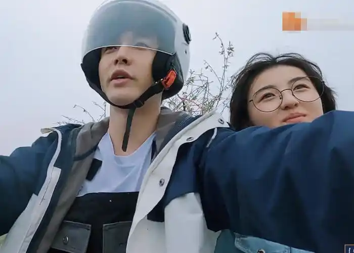 张子枫戴张艺兴的眼镜,看到造型后网友:满满的文艺范儿!