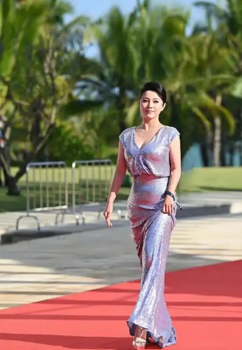 颜丙燕才是真的肥而不腻欧风打扮不高调却性感小肚子很真实