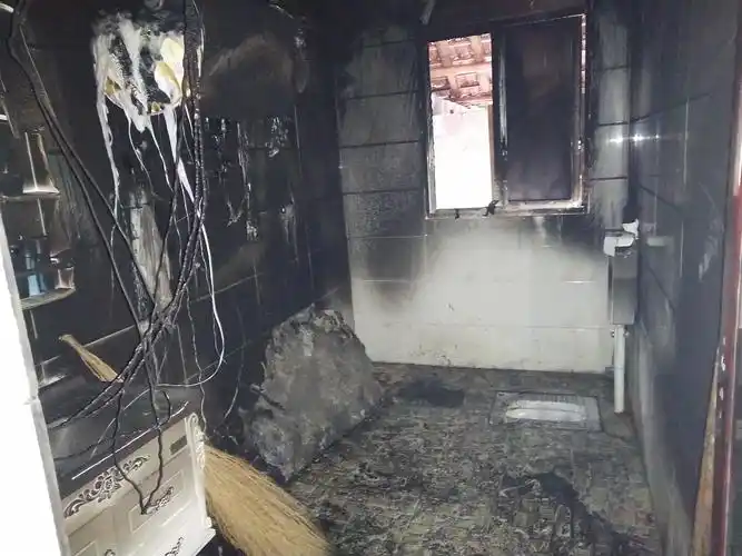 在淘宝上购买美的热水器发生自燃造成一系列的财产损失