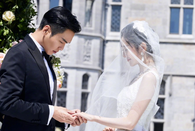 张若昀唐艺昕结婚证件照日期曝出 早两年就已是合法夫妻