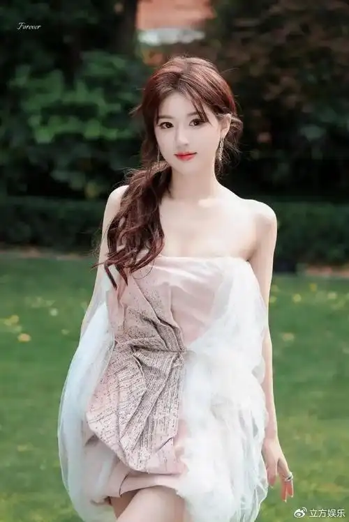 赵露思穿抹胸纱裙仙气腾腾 赤脚天使蹲美如童话