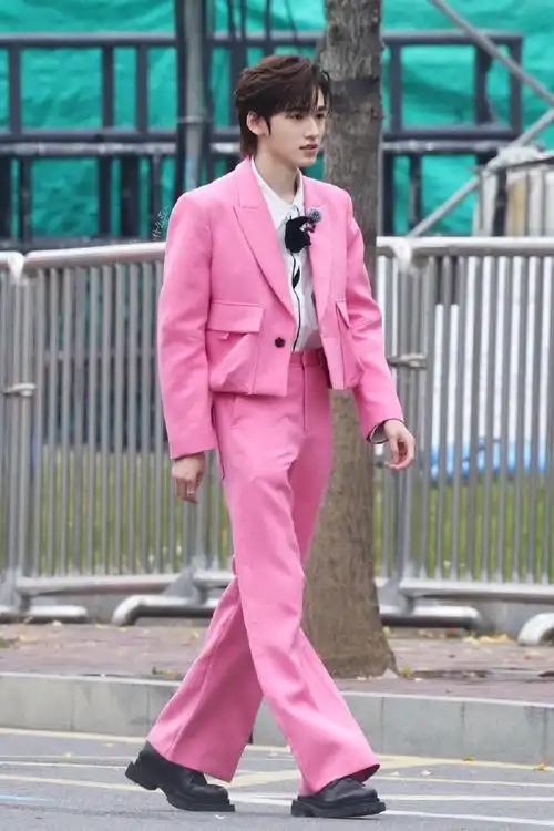 宋亚轩超话#宋亚轩声生不息#这个颜色衣服也能穿这么好看@时代少年团