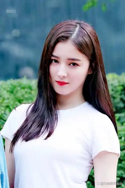 nancy韩国女歌手,本名李承利,momoland成员之一.