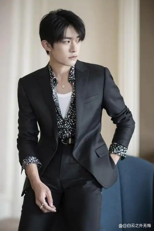 易烊千玺各种西装造型:从青涩少年到时尚型男的完美蜕变!