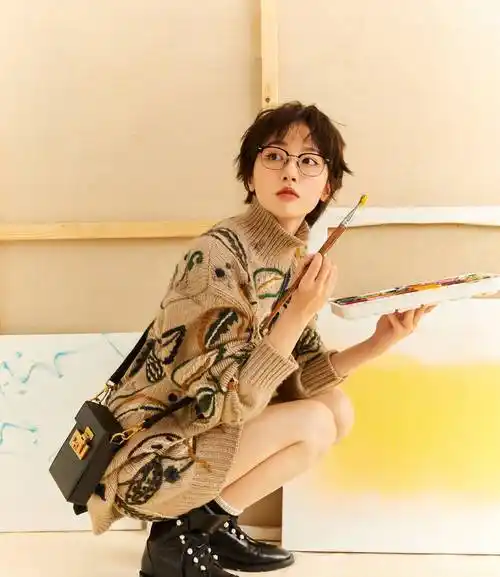 在画室里拍出来的写真还将成果塑造成了俏皮可爱的小画家形象.