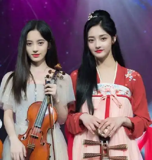 周洁琼鞠婧祎晒出最新合照两人齐刘海引热议网友我站鞠婧祎