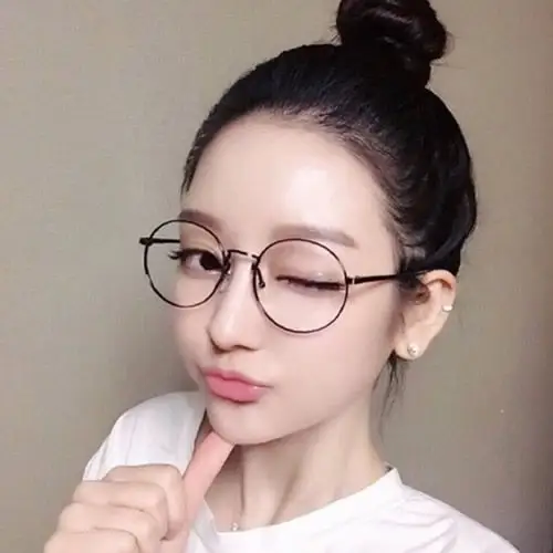 黑框眼镜丸子头萌妞儿_可爱女生头像图片_扣扣居