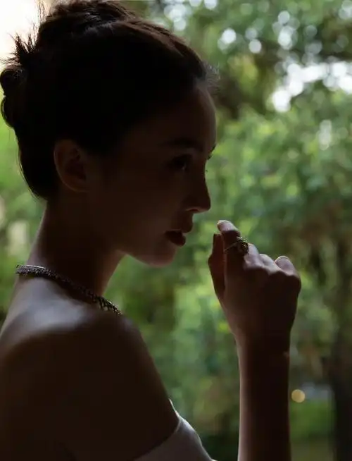 组图:金晨一袭白色礼服大秀好身材 侧颜优越举止优雅显高贵气质