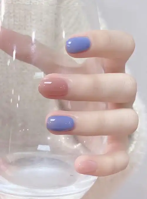 上学 约会 吃席都合适哇跳色搭配了蓝色系指甲油整体看起来很温柔 更