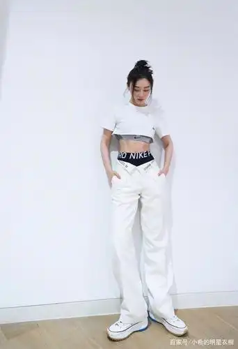 袁姗姗为秀腰真拼!内衣外露也要穿"儿童t恤",这马甲线太绝了