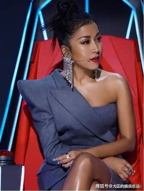 原创吉克隽逸性感近照曝光大秀马甲线和10年前比白了好几个度