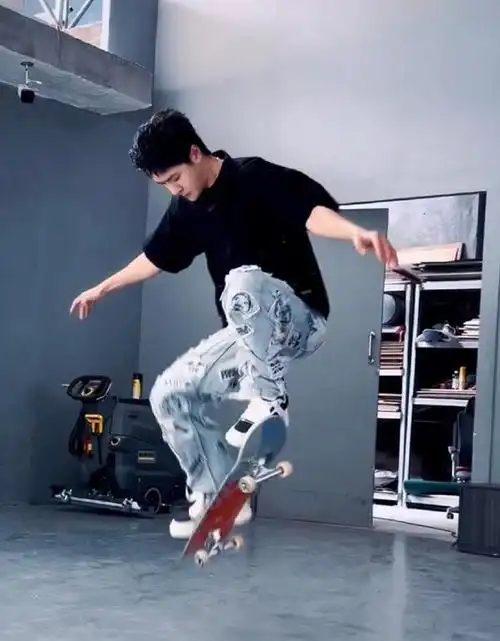 240219王一博2024龙年滑板开工粉丝齐声祝福继续起飞