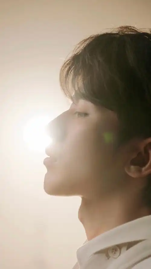 绝了  每一张都好适合当壁纸,完全拒绝不了暖色系蔡蔡    #蔡徐坤