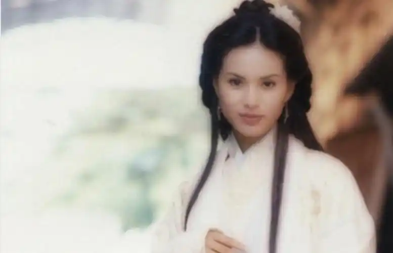 李若彤现状:穿军大衣农村赶大集买烧饼,11年健身不停歇_时候_小龙女