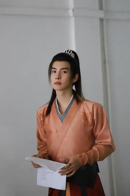 郑繁星潇洒佳人淡淡妆