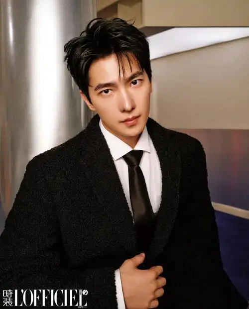 杨洋轻朋克大片#杨洋依然是驾驭时尚的杨洋,杨洋轻松拿捏黑色皮衣