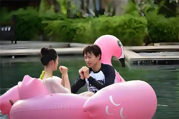 看到她和魏大勋的泳装照后,网友:一般人不敢娶_角色_观众_身材