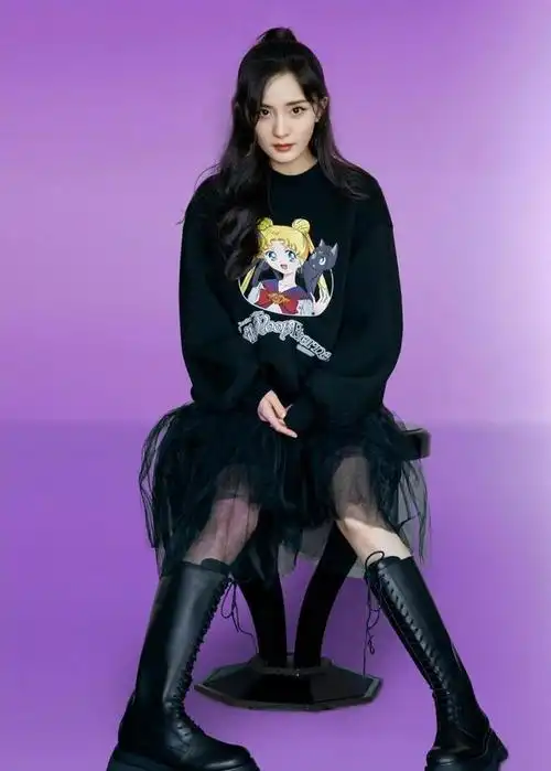 杨幂拍摄红秀grazia新刊封面,一头黑长直自带气场,蓝色亮片吊带裙搭配