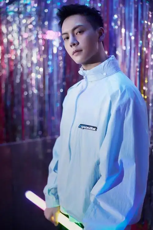 陈伟霆最新大片夏日感满满 白t黑裤酷飒有型|陈伟霆|写真大片_新浪