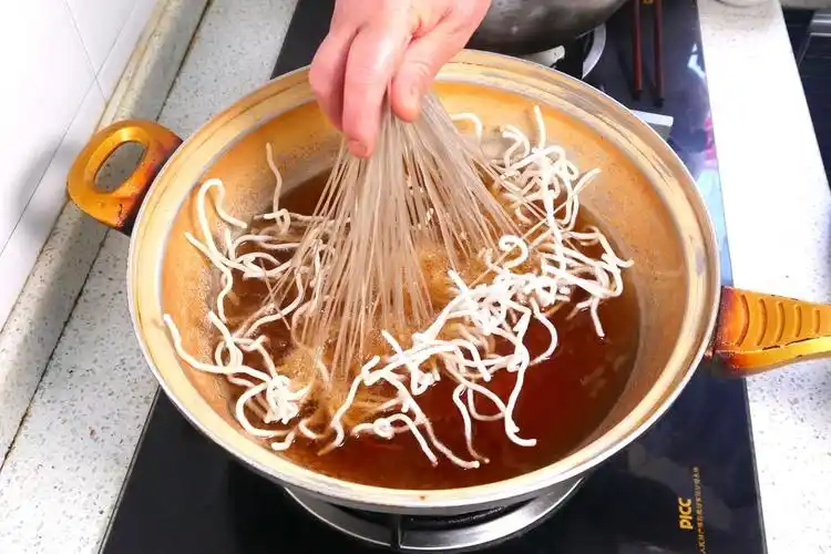 炸粉条1块钱炸一大盆做法简单又快速酥脆蓬松吃不够