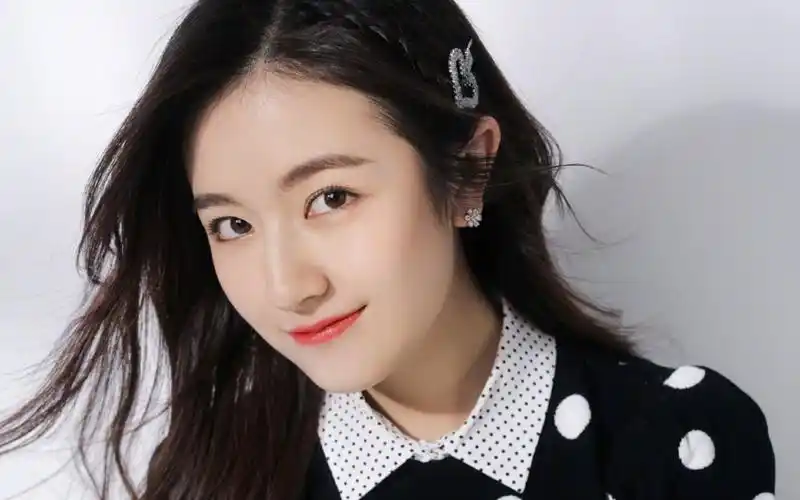 李兰迪波点造型甜美高清桌面壁纸