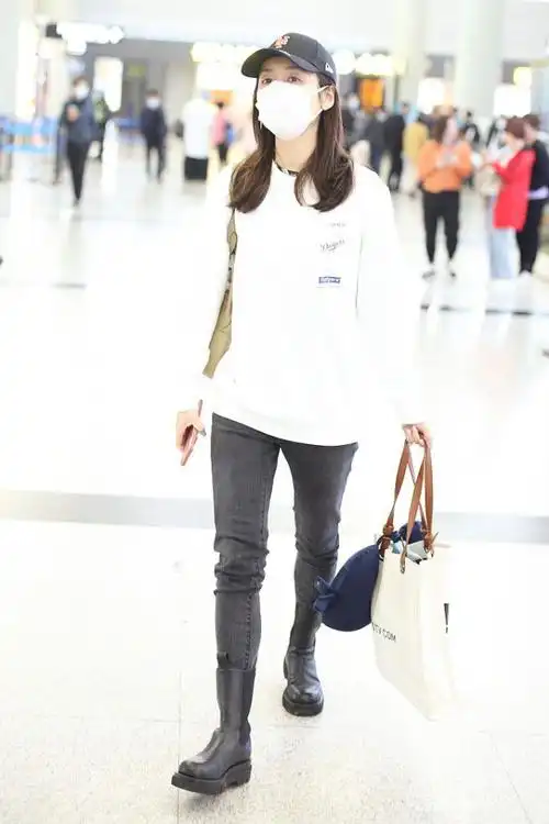 吕一跟小姑娘差不多,穿卫衣活力又清新,扎麻花辫跟大学生似的|牛仔裤