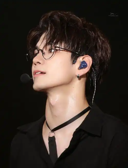 求男爱豆喉结的照片