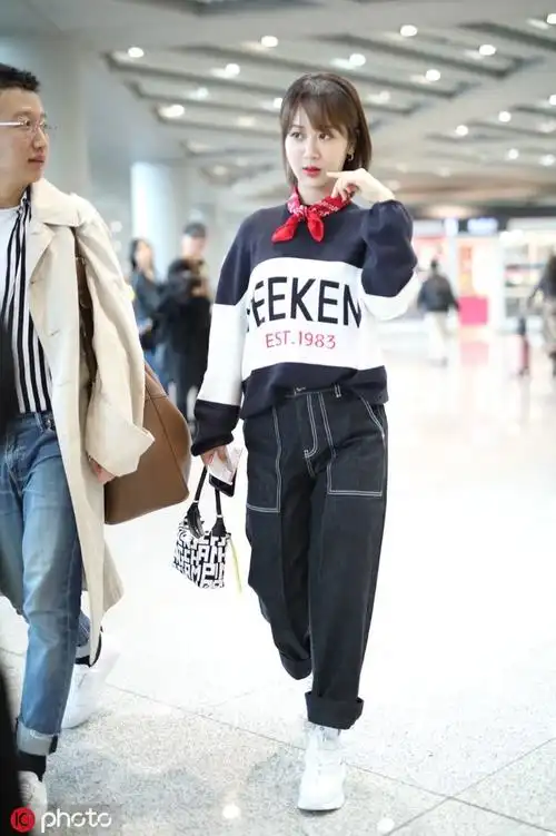 组图:杨紫毛衣配丝巾现身机场 不惧镜头回笑俏皮活力