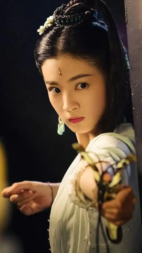 明星古装壁纸:云想衣裳花想容,春风拂槛露华浓