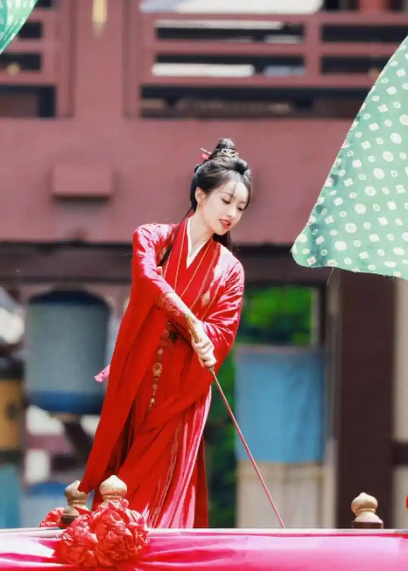 宋茜《山河枕》里着红裙舞剑,英姿飒爽,太美了!