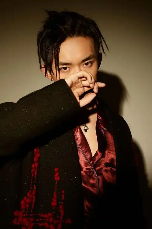 易烊千玺图片 易烊千玺个性帅气写真图片